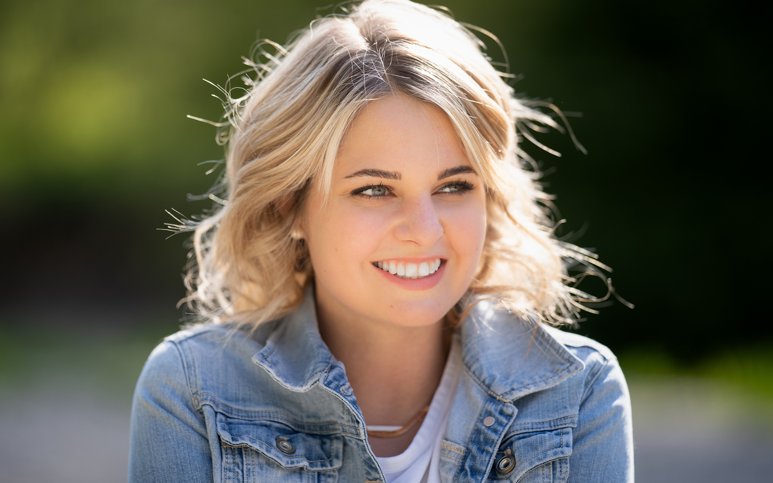 Улыбающаяся блондинка с красивыми белыми зубами
