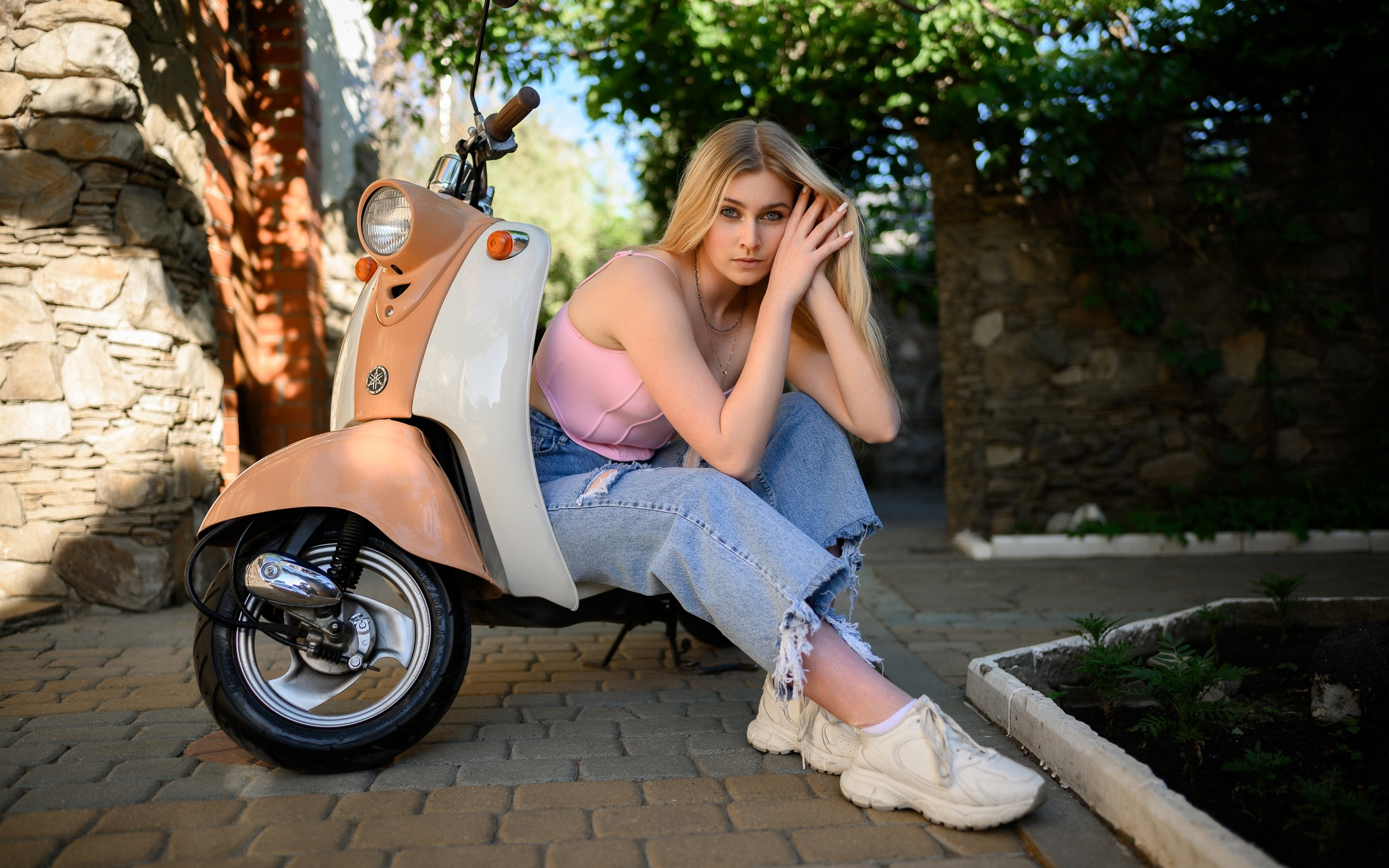 Молодая блондинка с мотоциклом 