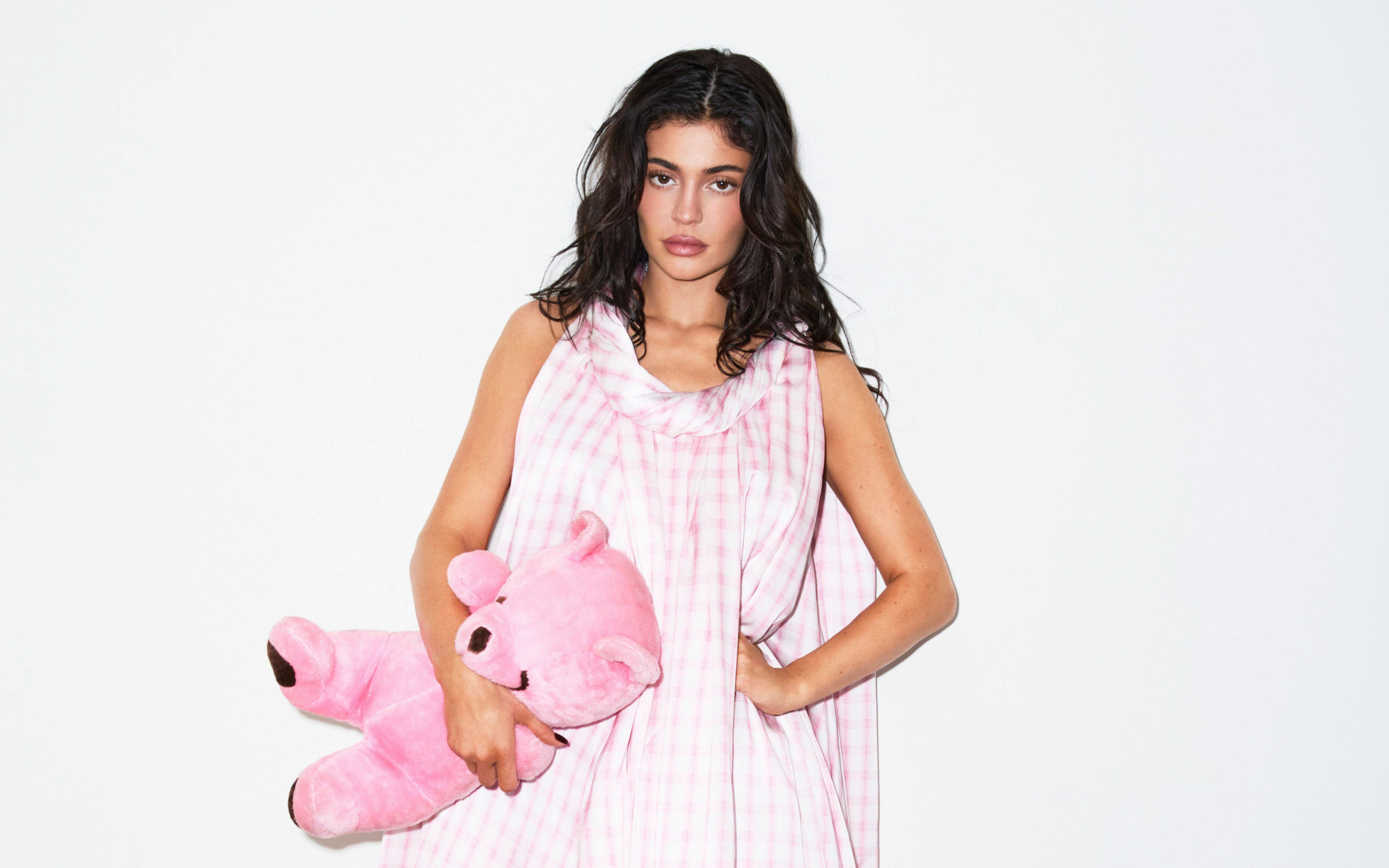 Модель Кайли Дженнер с розовым медведем в руках