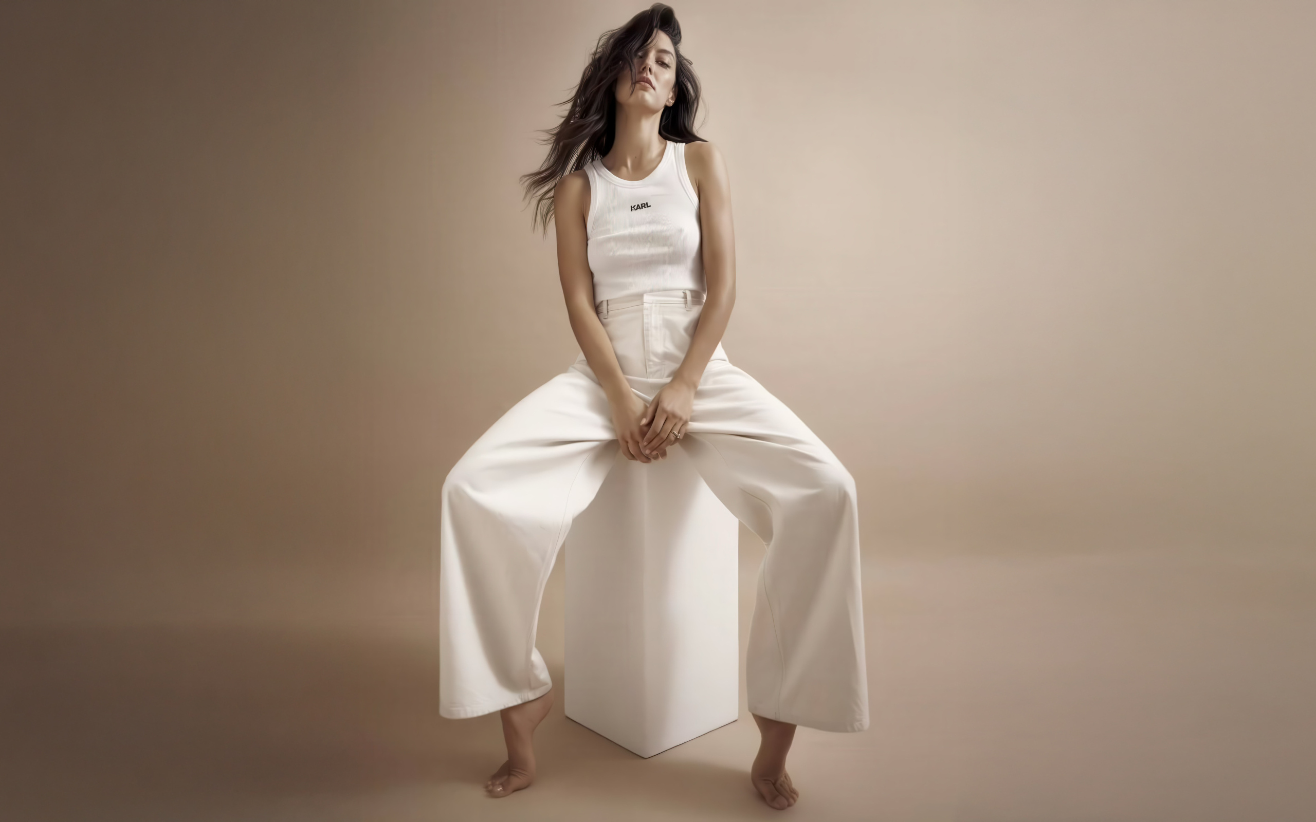 Модель Ребекка Мир в белом костюме