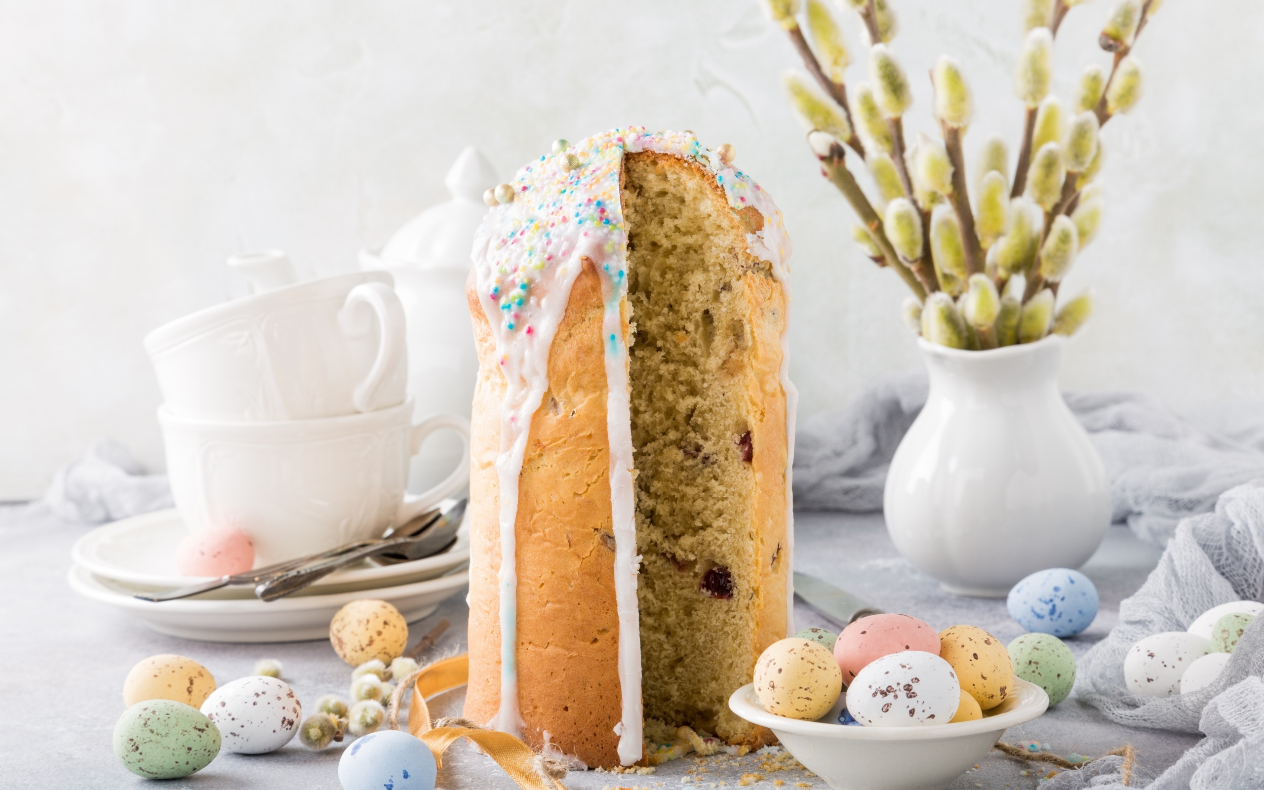 Ветки вербы на столе с куличом и яйцами на праздник Пасха