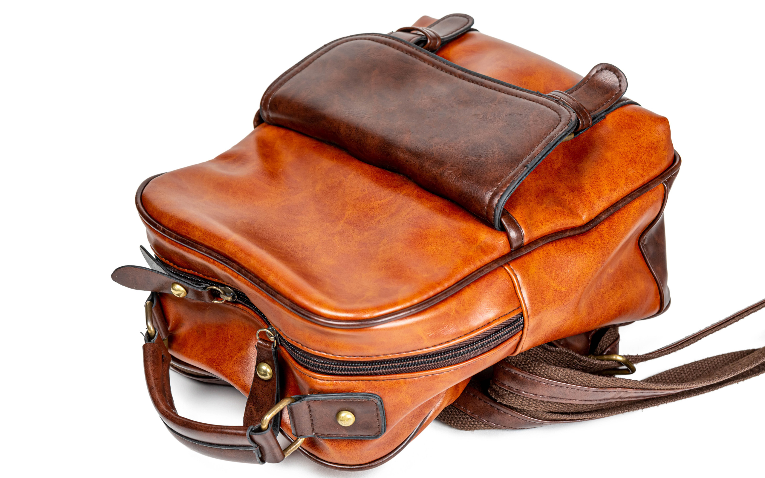 Кожаный школьный рюкзак на белом фоне