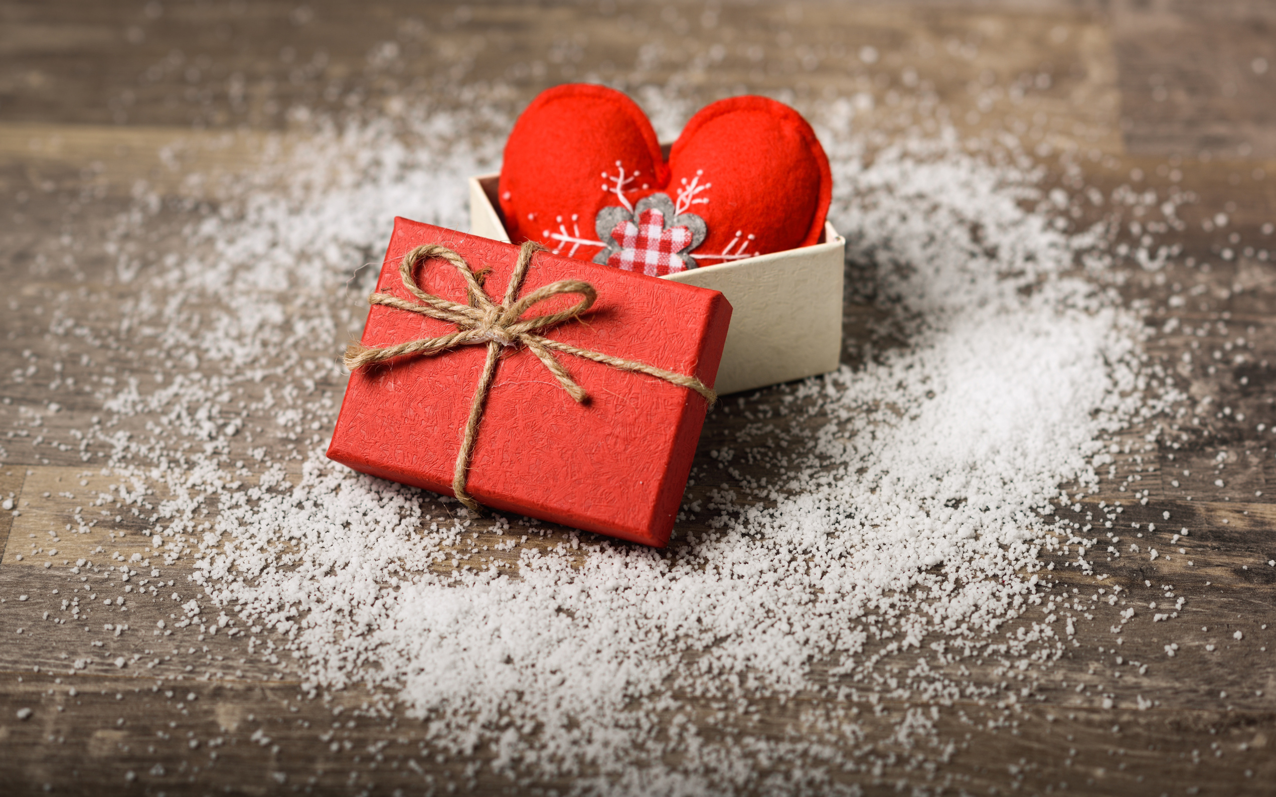 Коробка с сердечком на деревянном фоне