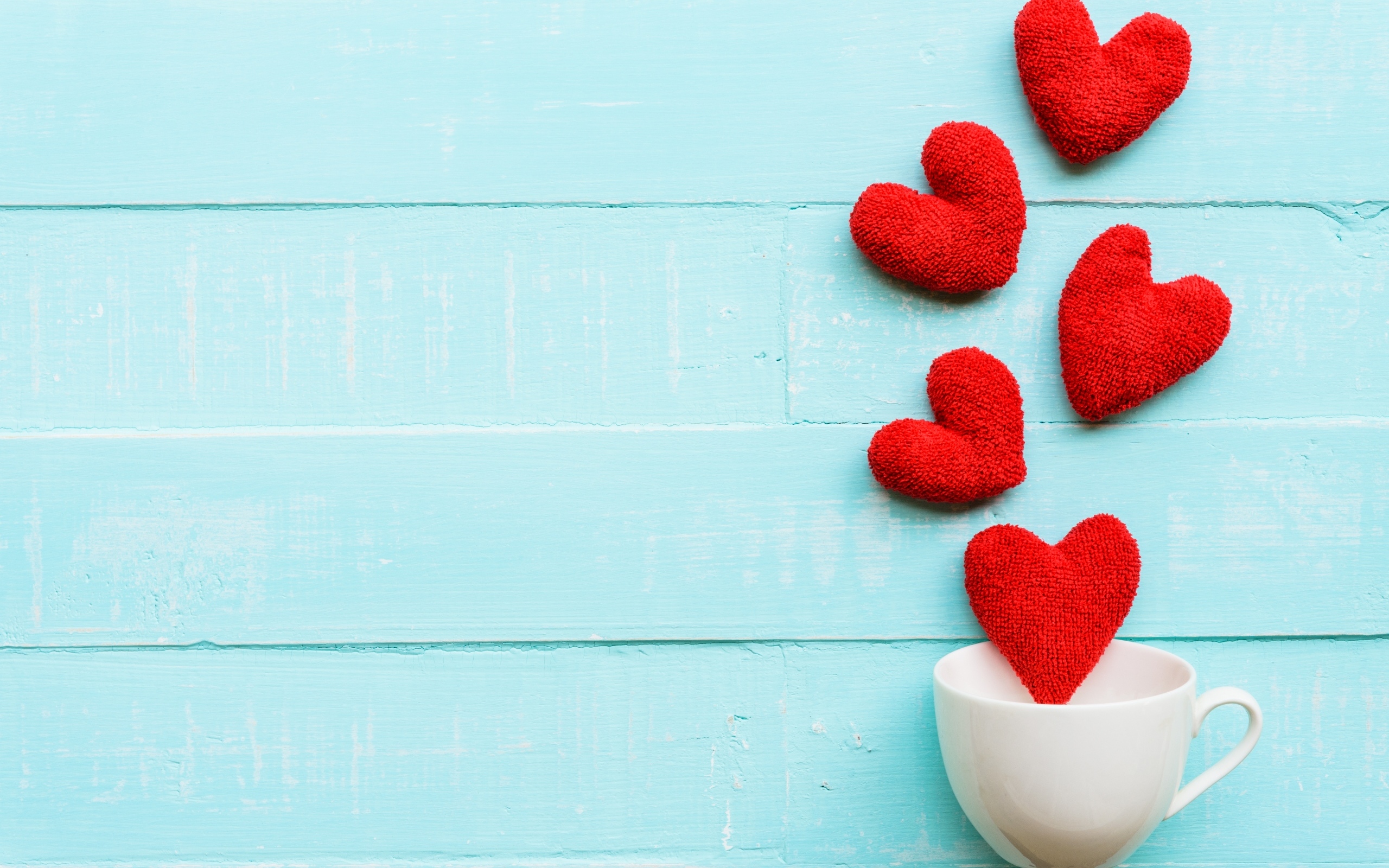 Чашка с сердечками на голубом фоне