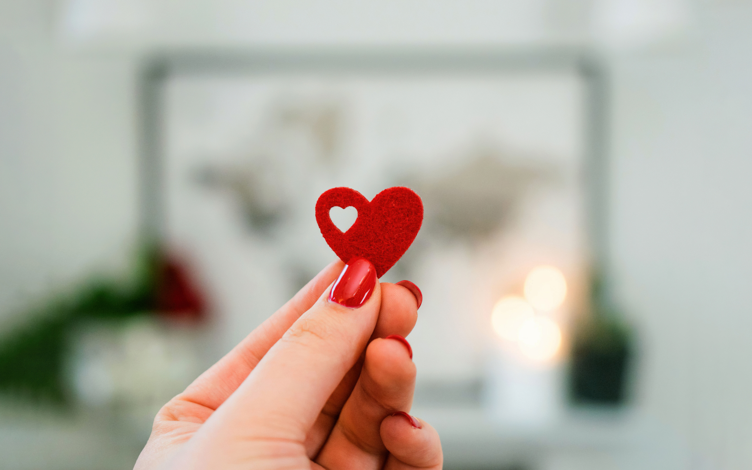 Маленькое красное сердечко в руке