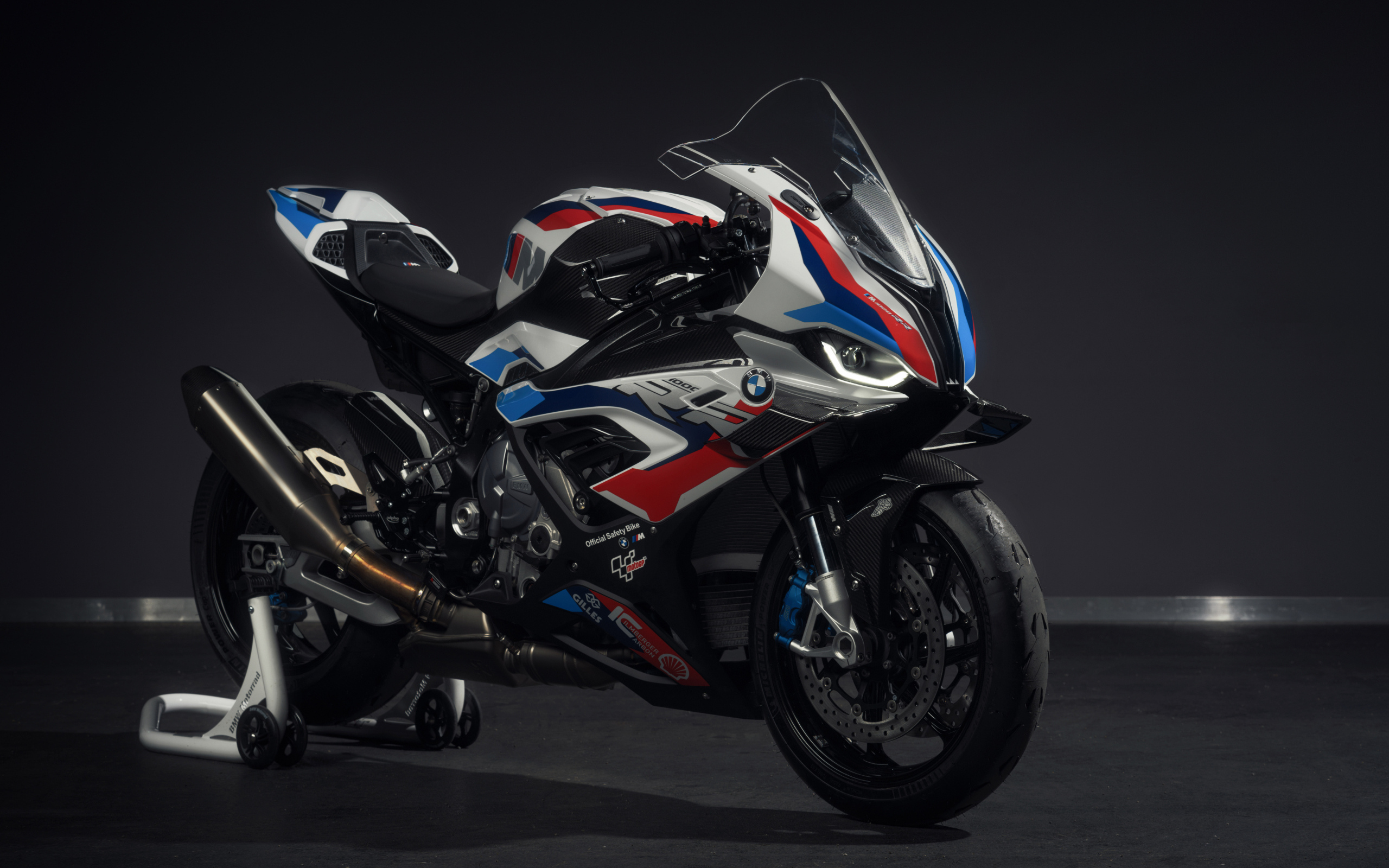 Большой спортивный мотоцикл bmw