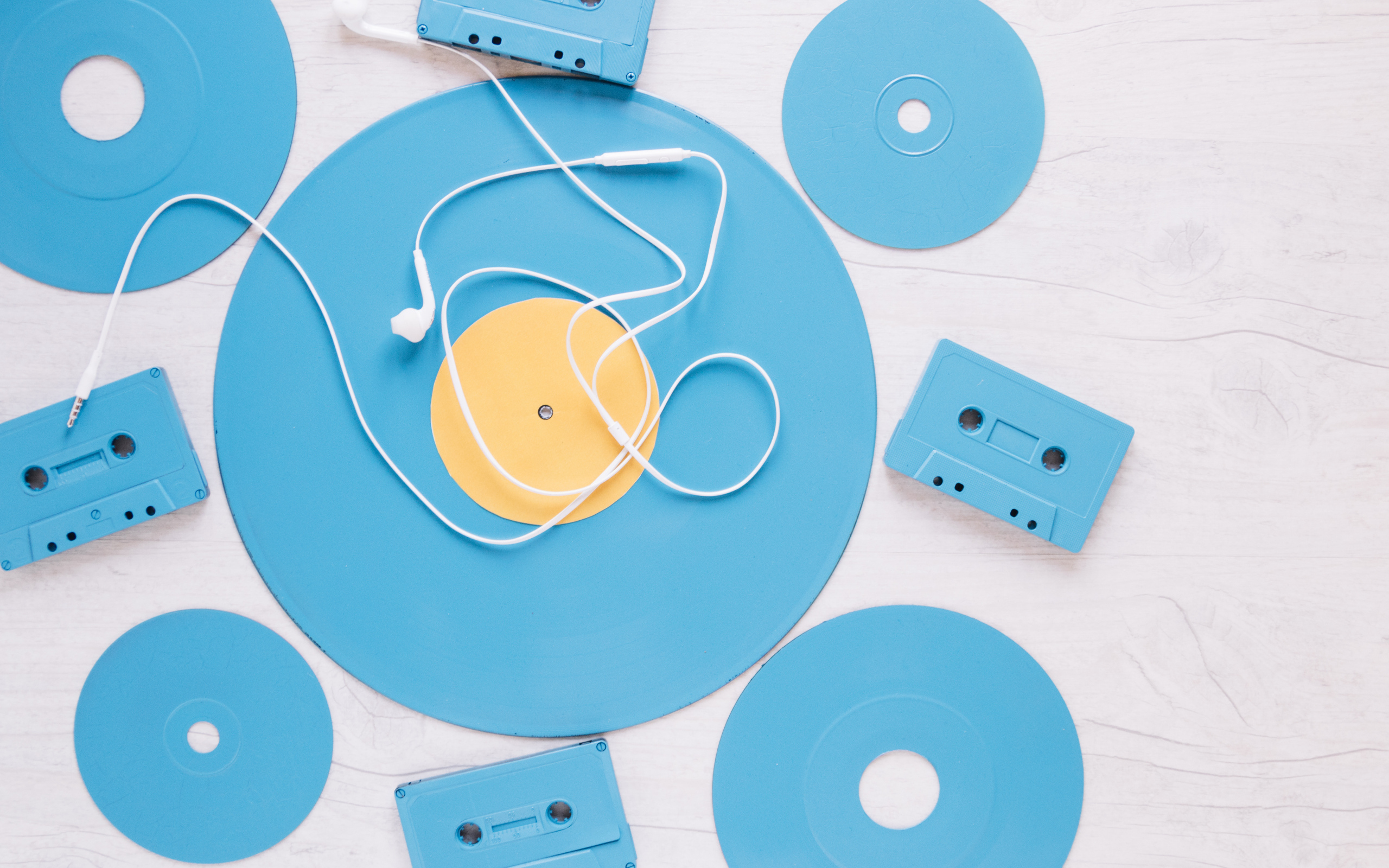 Голубые пластинки и кассеты на белом фоне