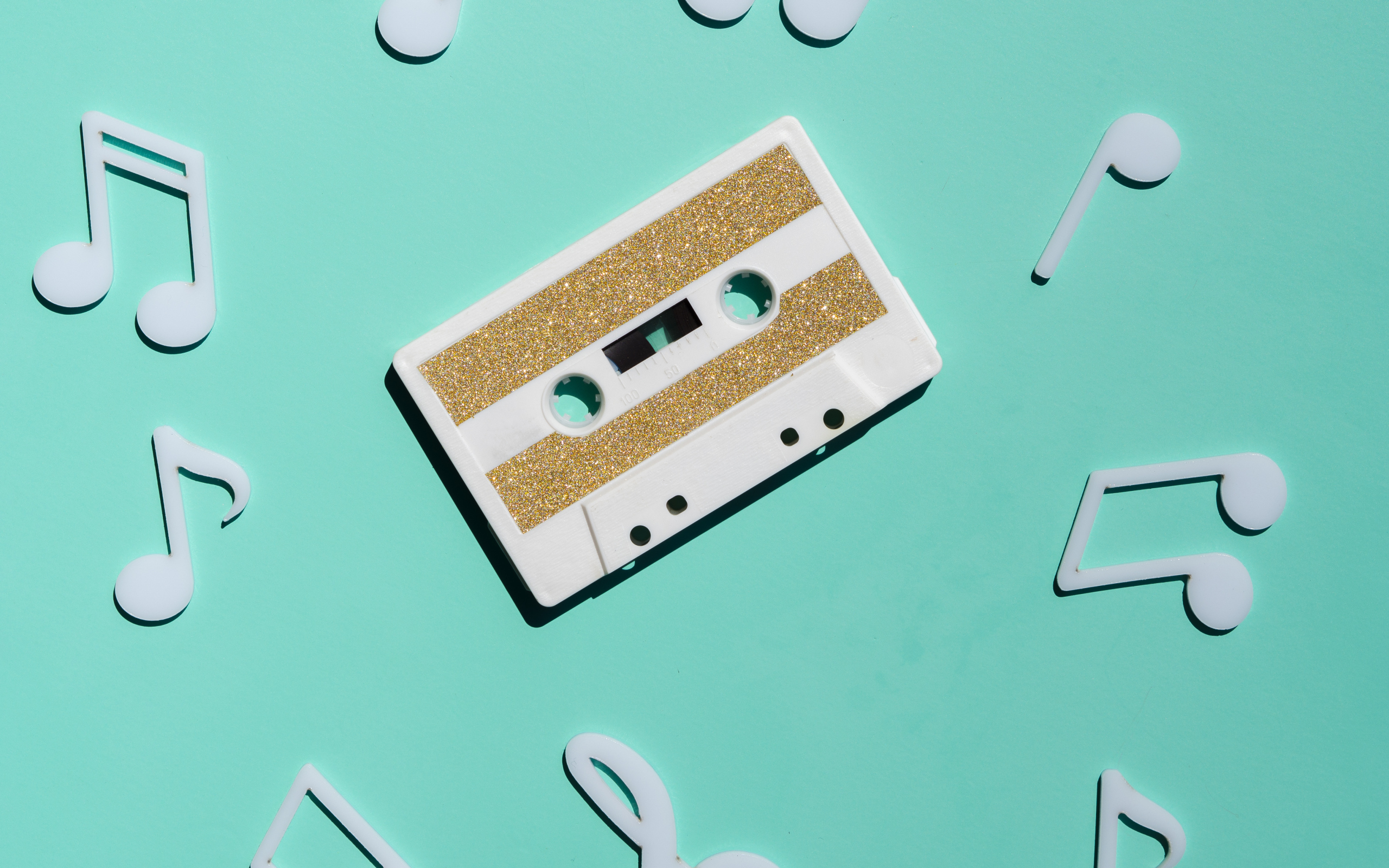 Кассета с белыми нотами на голубом фоне