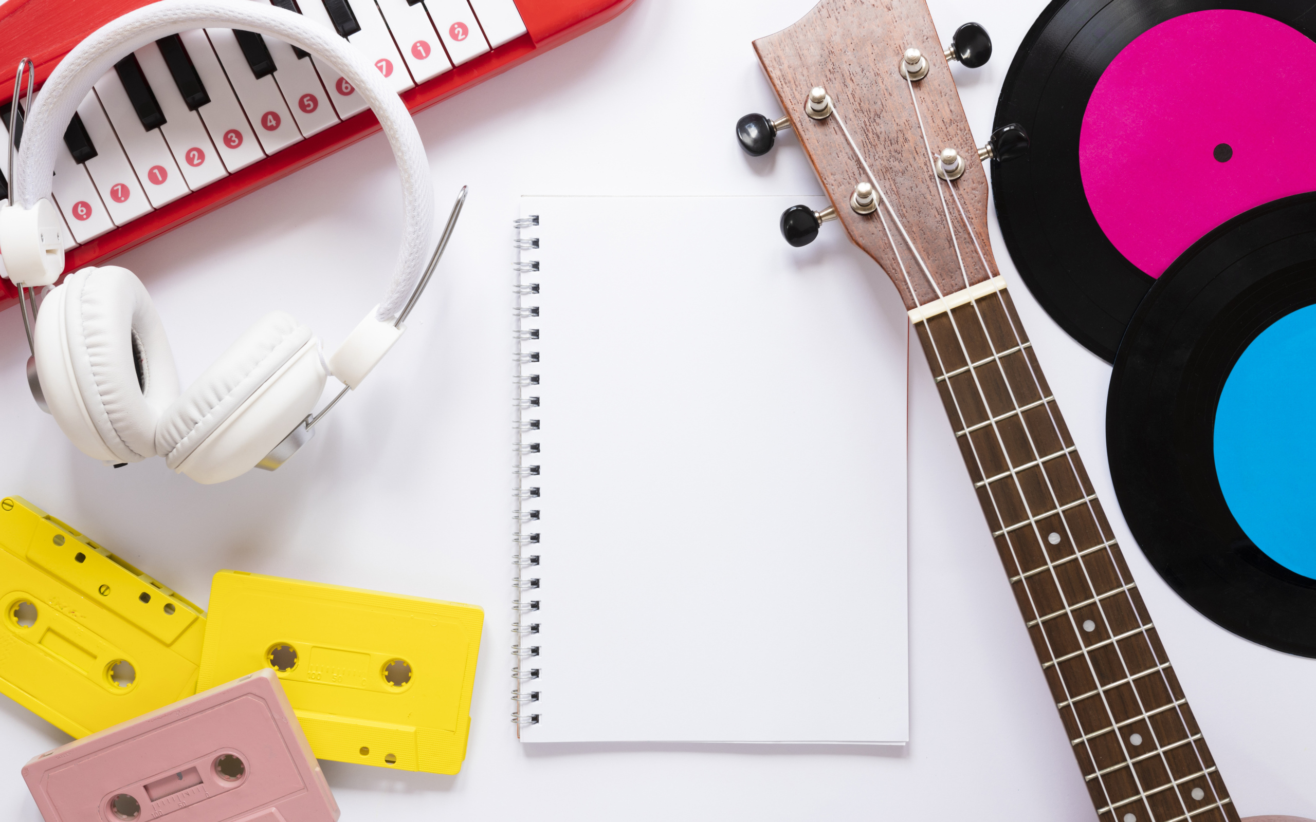 Музыкальные инструменты с наушниками, кассетами и пластинками