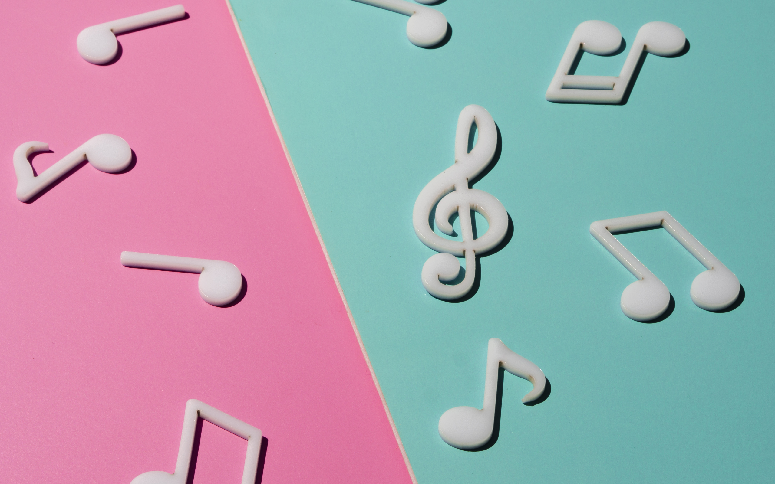 Розовый и голубой фон с нотами