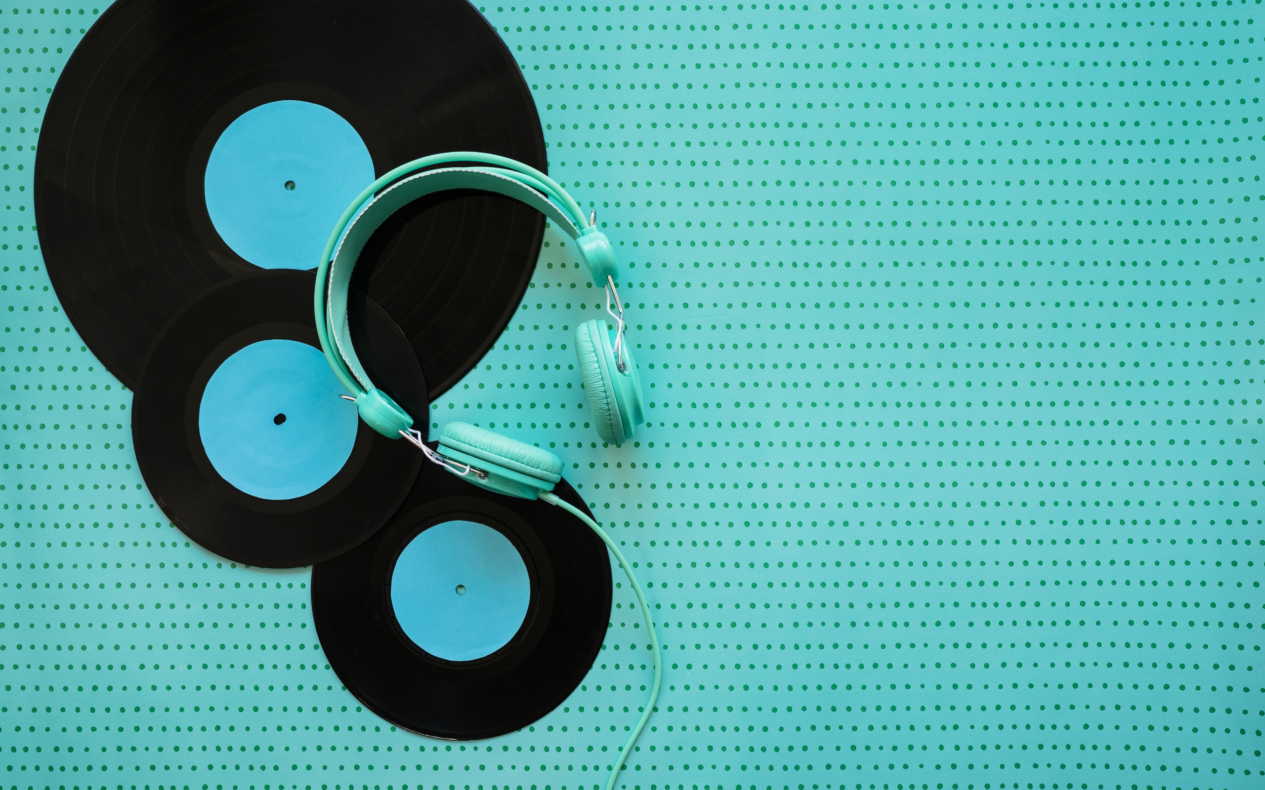Пластинки и наушники на голубом фоне