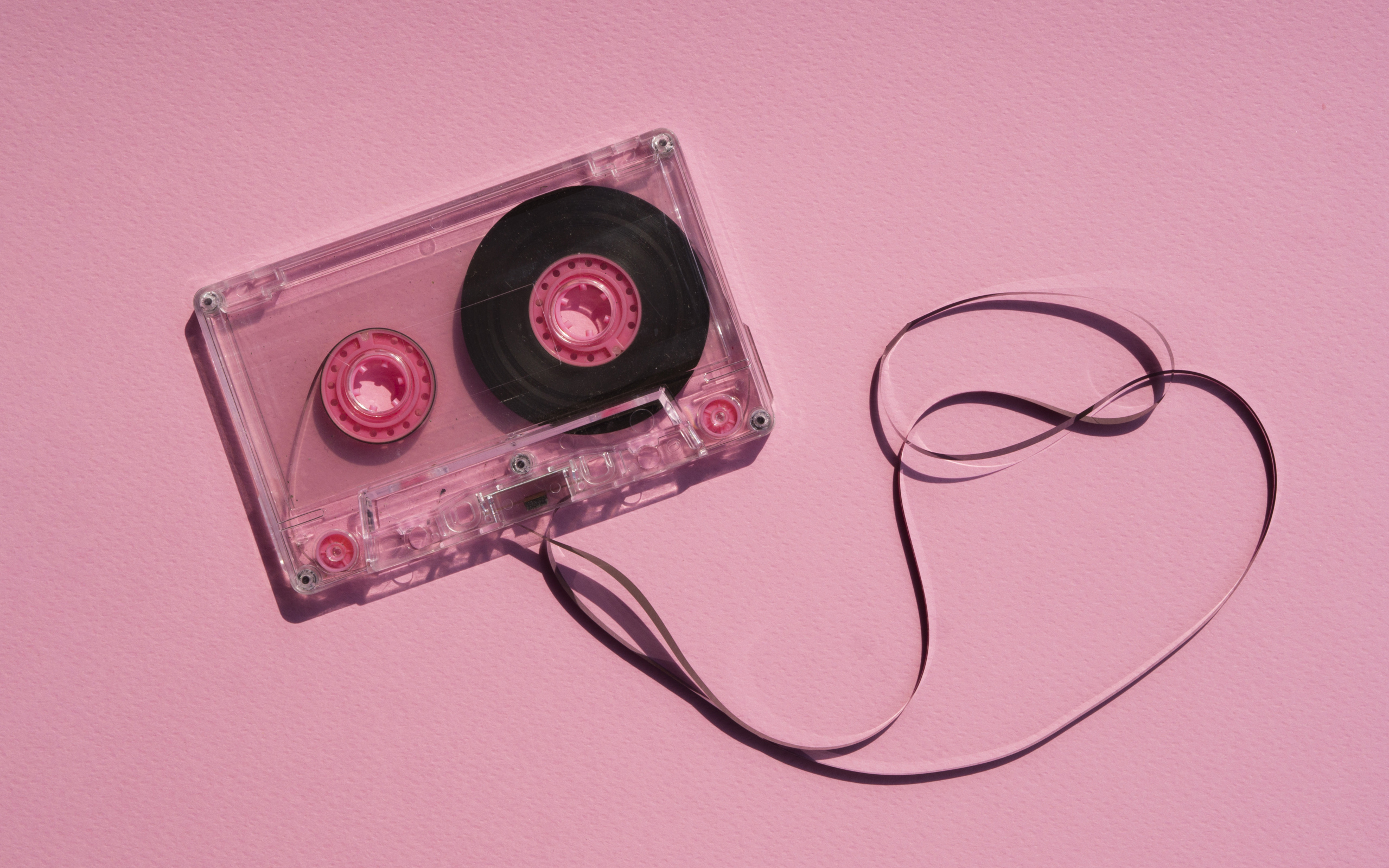Магнитофонная кассета на розовом фоне