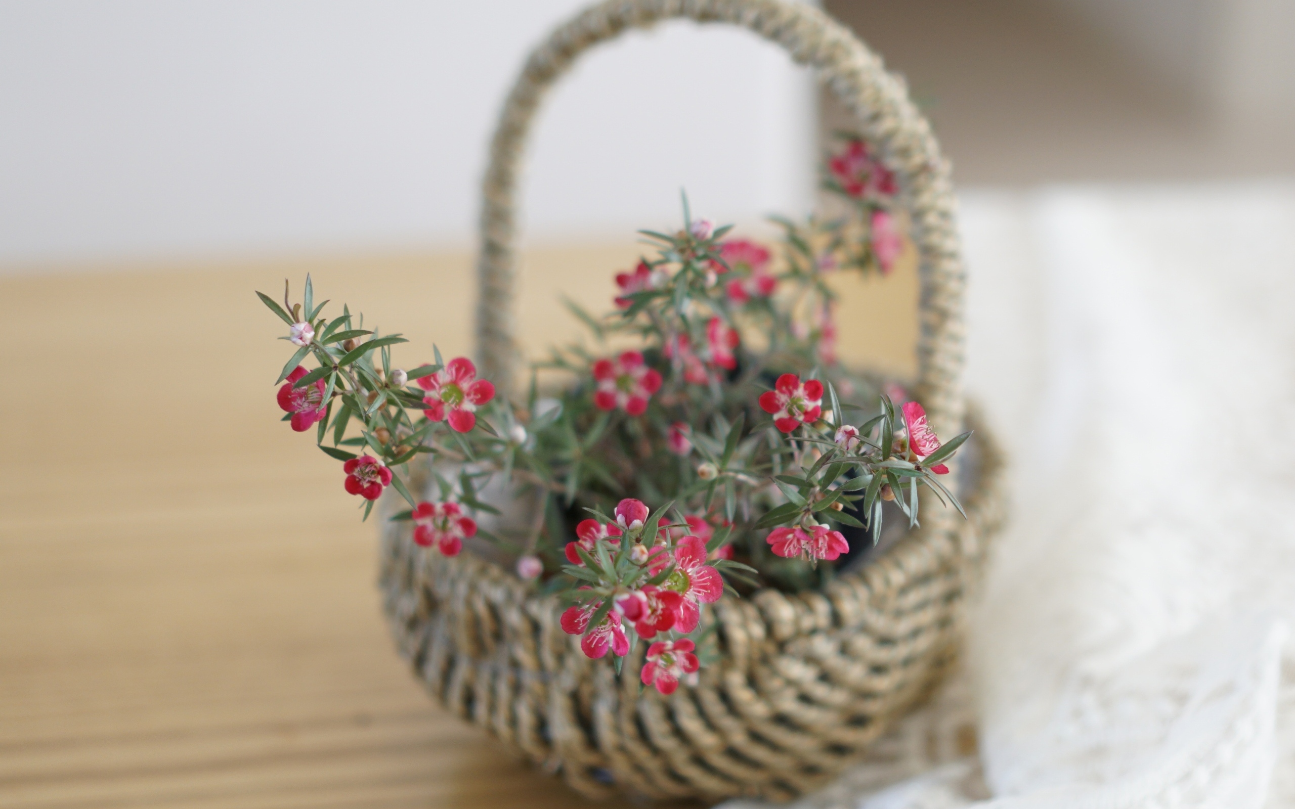 Корзина с цветами на столе