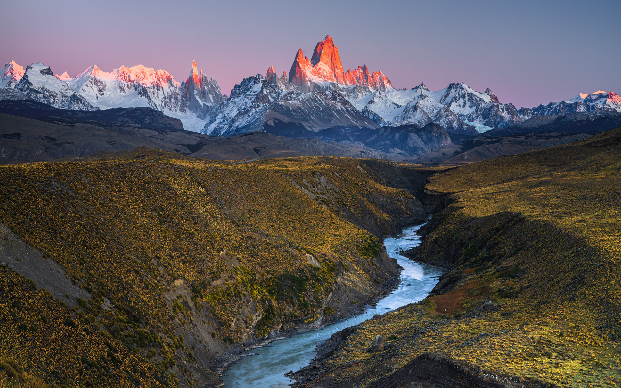 Река на фоне гор в лучах солнца на рассвете