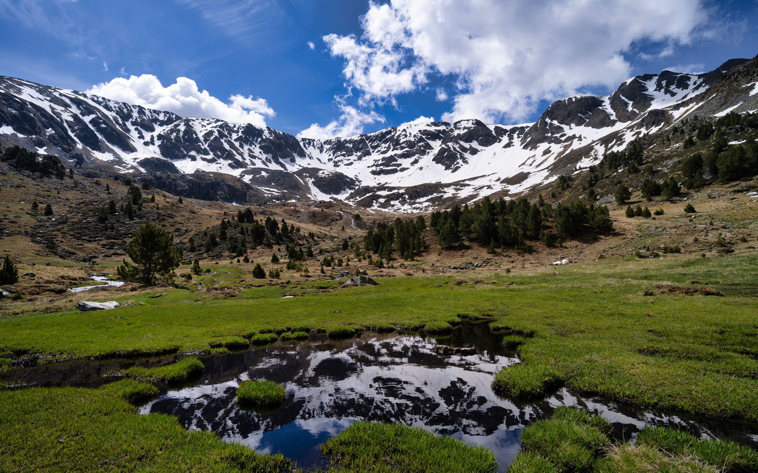 Белые облака над заснеженными горами у реки, Андорра