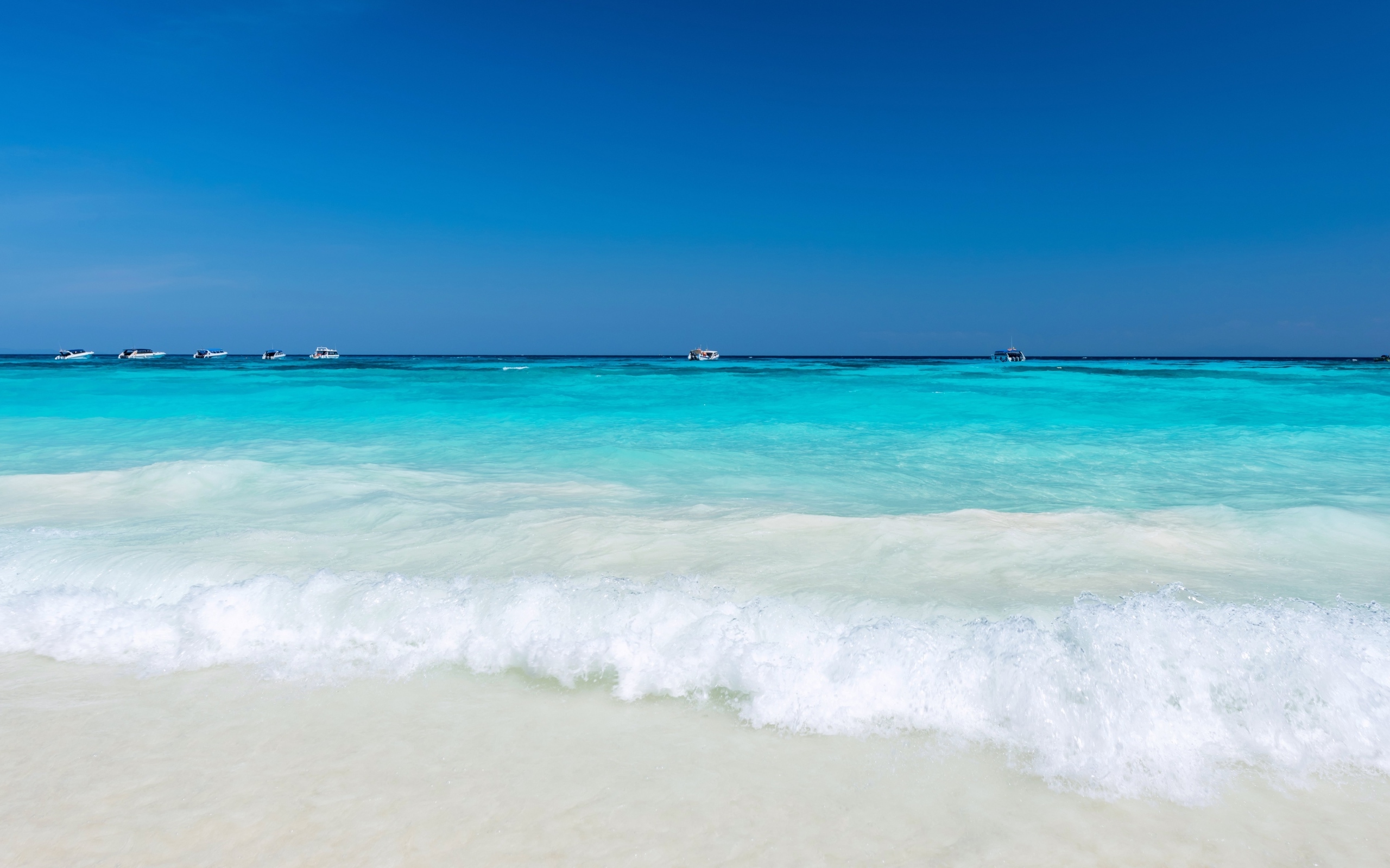 Бирюзовый океан с белыми волнами