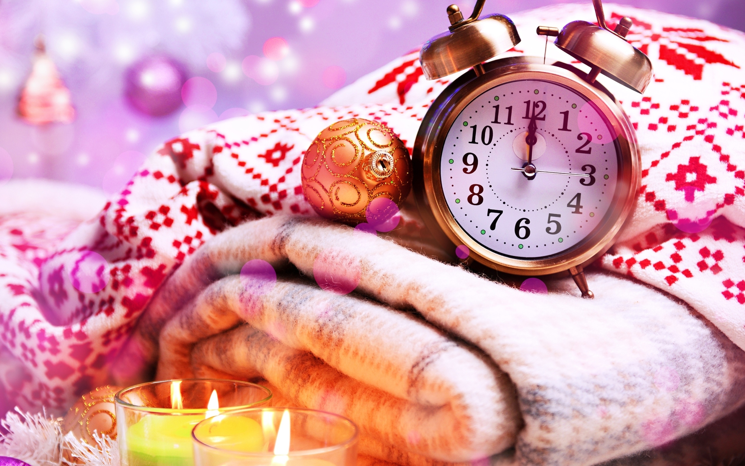Будильник, теплый плед и зажженные свечи на праздник