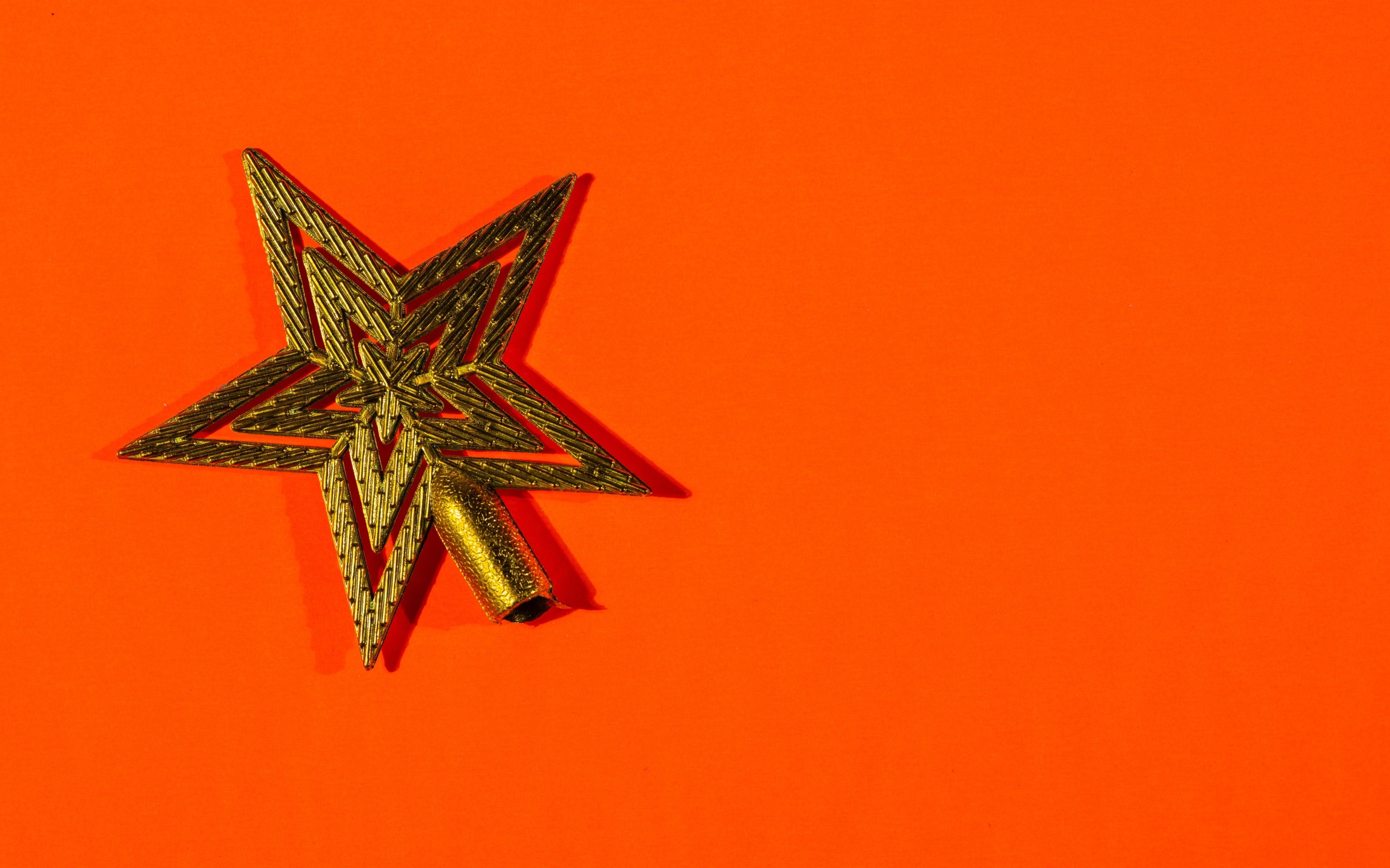 Золотая звезда на красном фоне