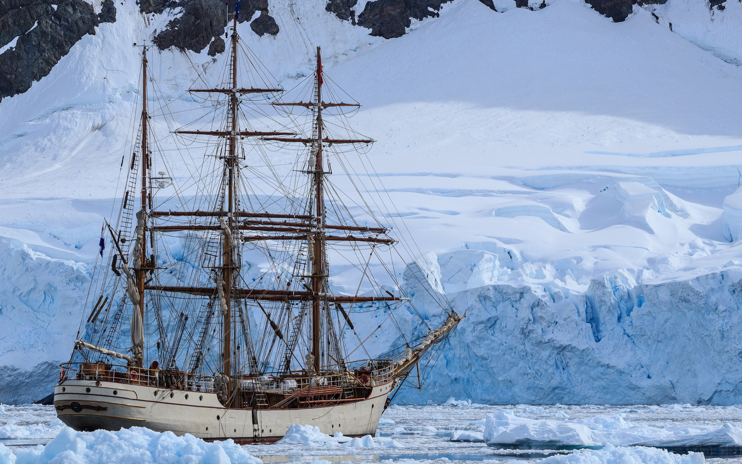 Большое парусное судно в заледеневшем озере