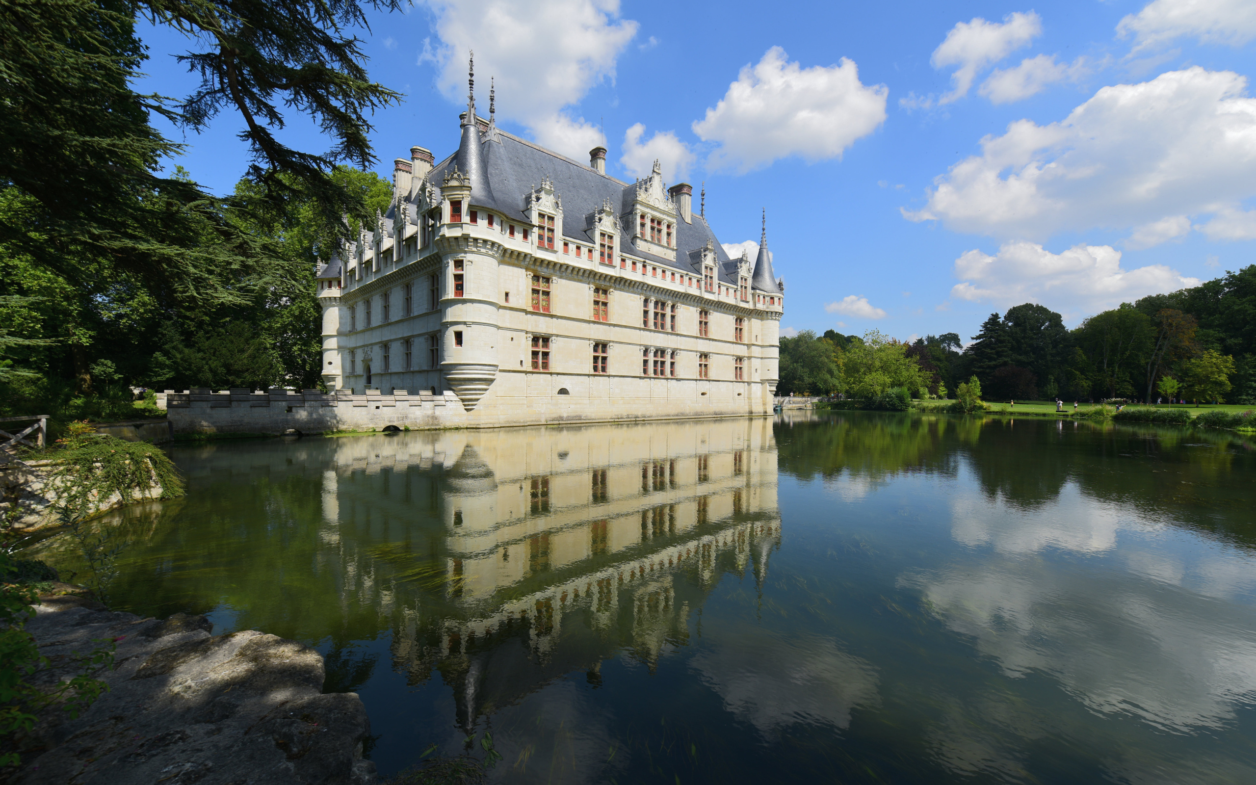 Замок Замок Азе-лё-Ридо отражается в воде, Франция