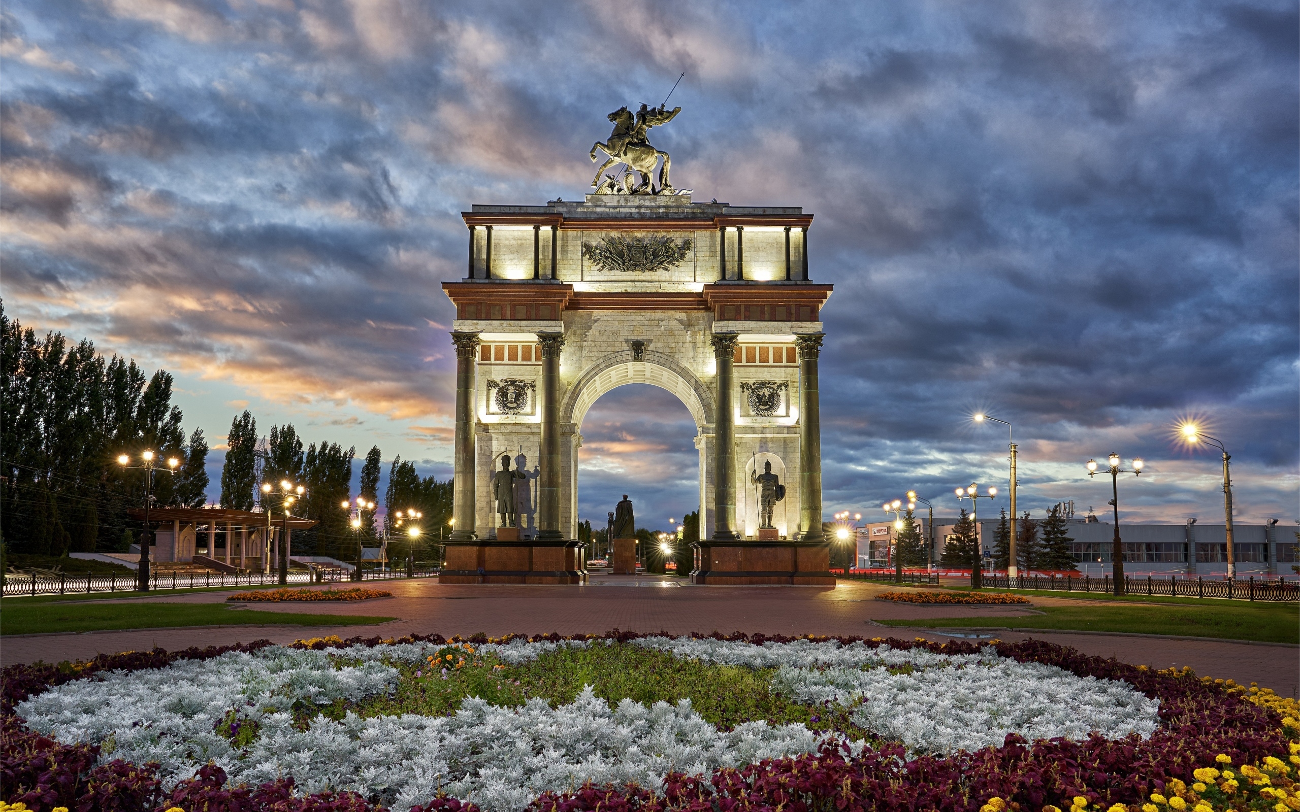 Триумфальная арка в свете ночных фонарей, Курск. Россия