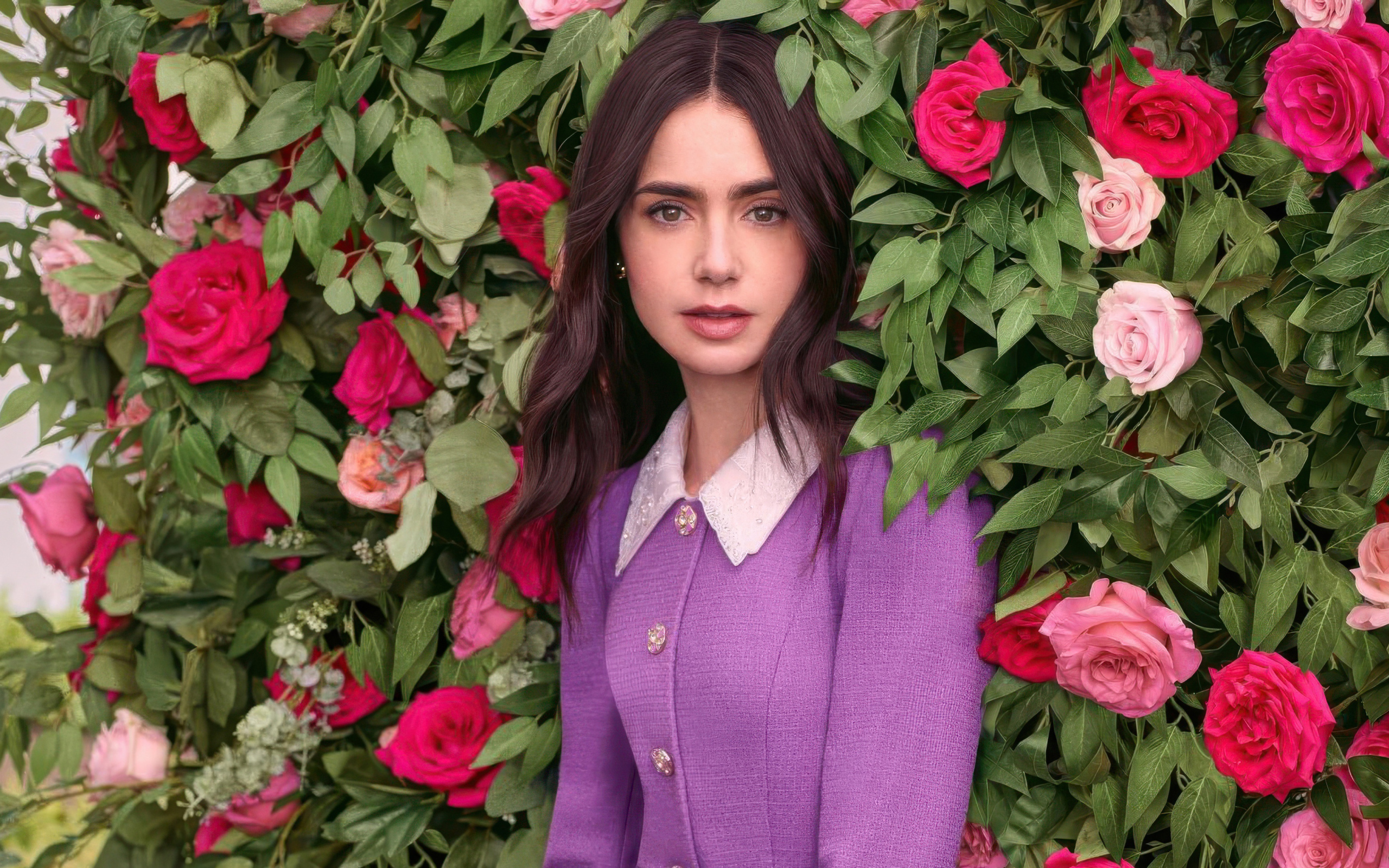 Актриса Лили Коллинз стоит у цветов