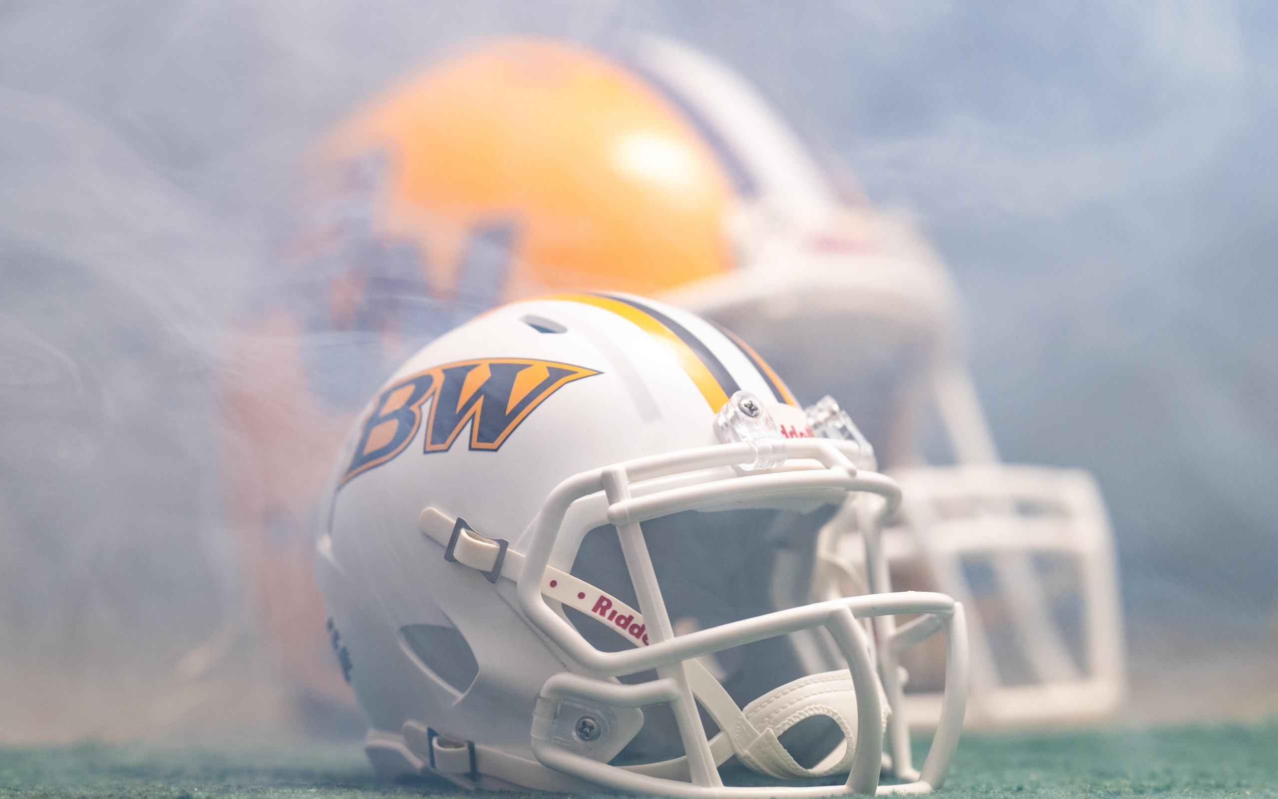 Шлем для игры в американский футбол в дыму