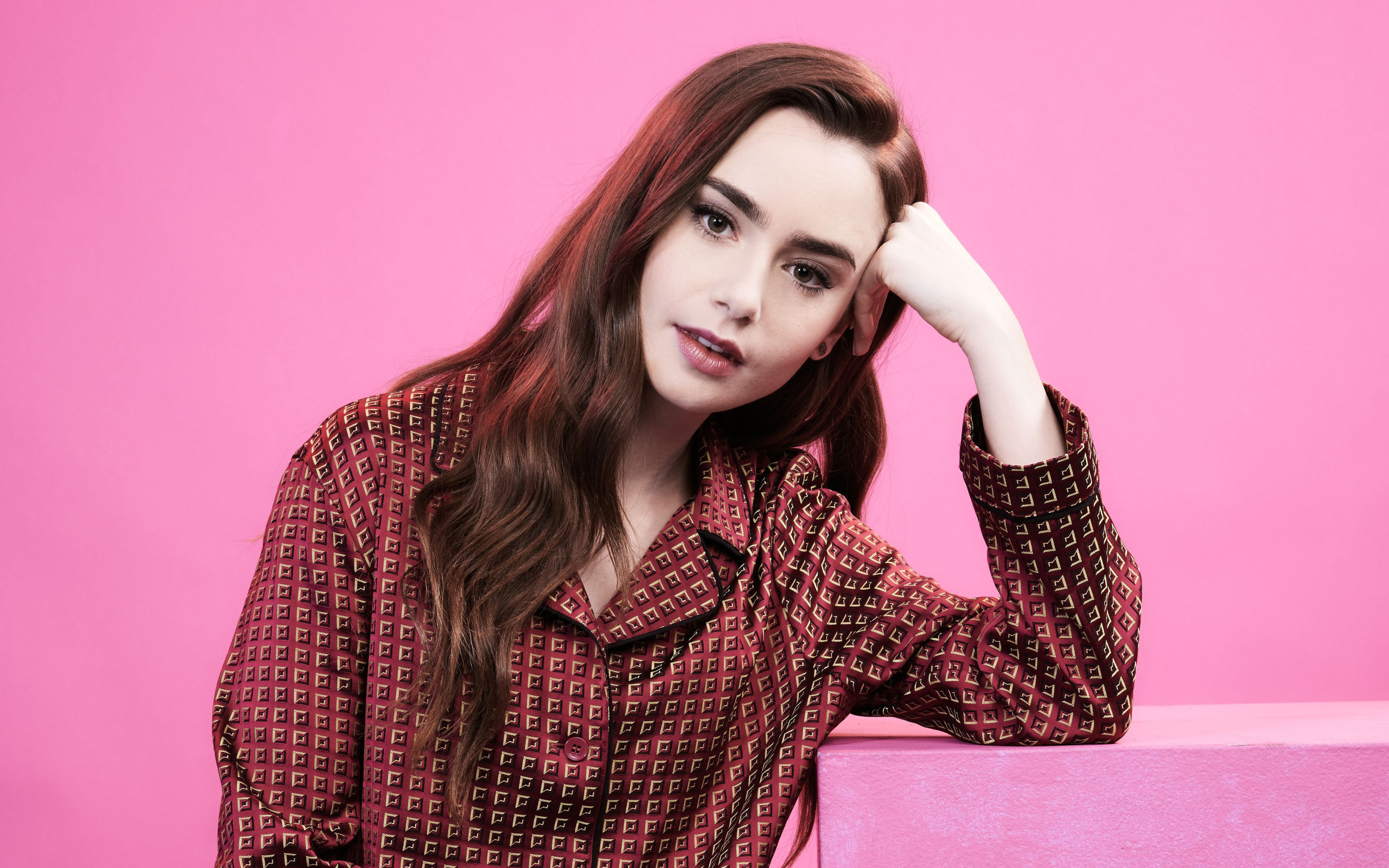 Красивая актриса Лили Коллинз в розовой комнате