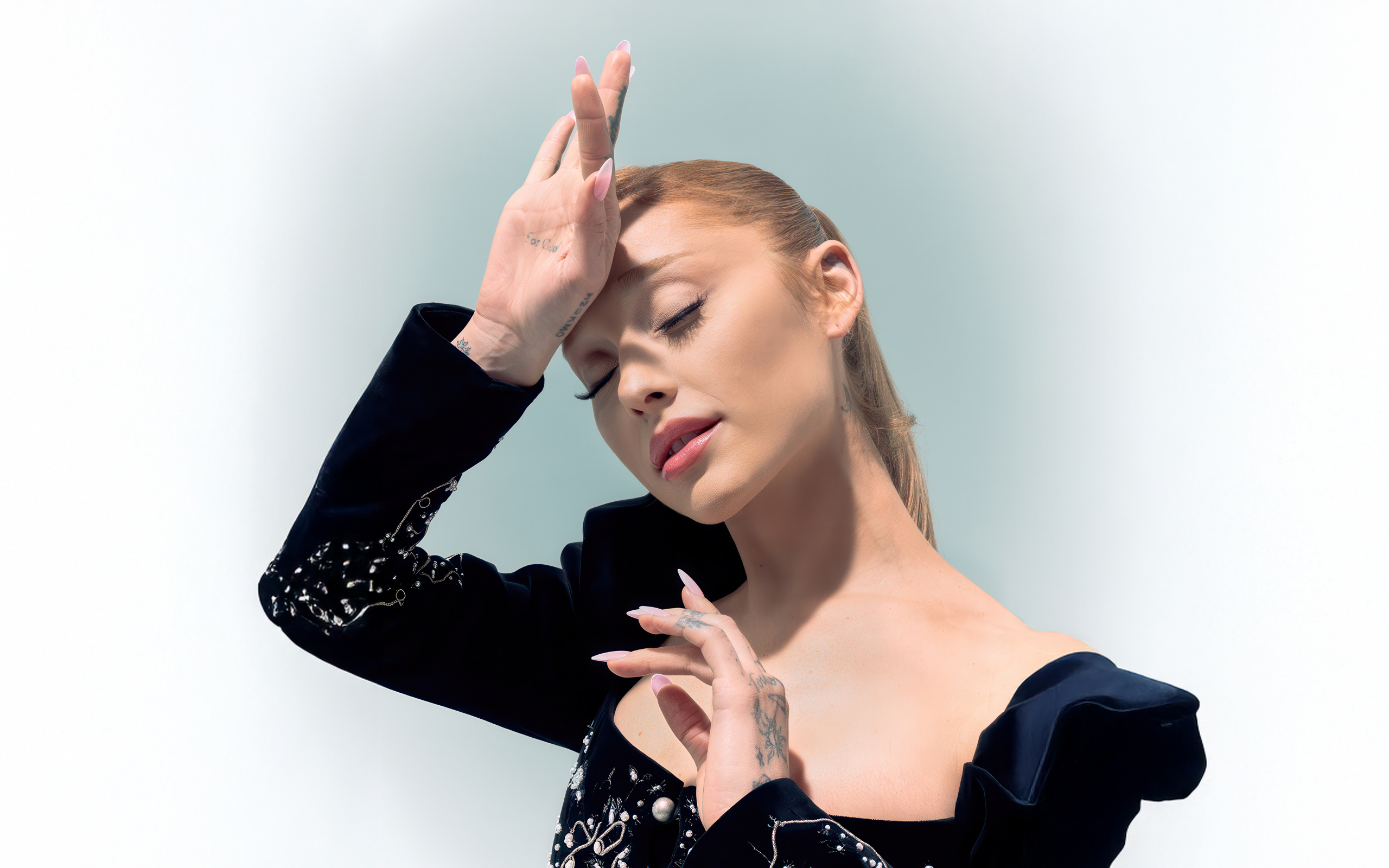 Милая американская актриса и певица Ариана Гранде с закрытыми глазами