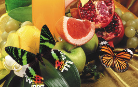 Маленькая бабочка на фруктах