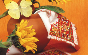 Красивая желтая бабочка на горшке