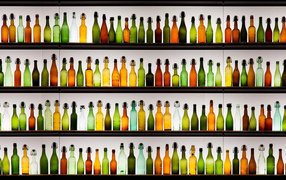 Бутылки на полках