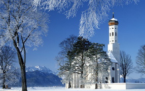 Церковь среди гор