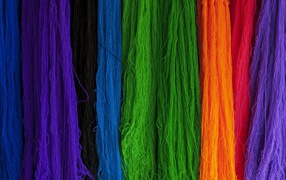 Разноцветная пряжа