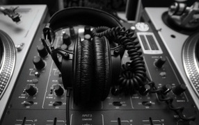 Диджейский пульт