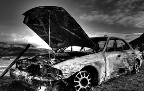 Старая сгоревшая машина