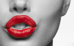 Красная помада на губах