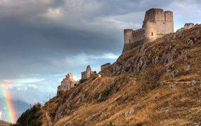 Развалины на холме