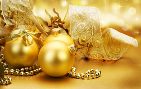 Gold ornaments on the Christmas tree