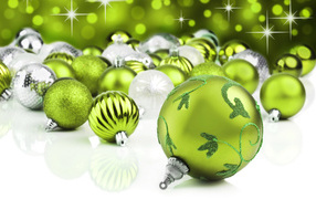 Зеленые новогодние шары