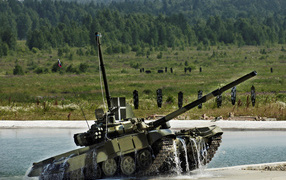 танк Т90 на полигоне