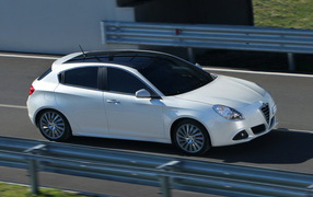 Белая Альфа Ромео Джульетта