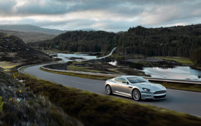 Aston Martin на дороге