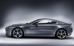 Серый Aston Martin