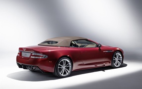 Красный Aston Martin DBS
