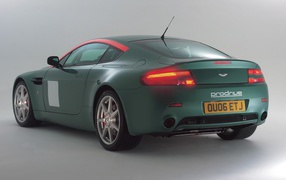 Зеленый Астон Мартин