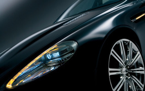 Черный Aston Martin