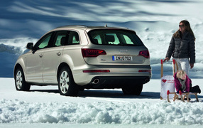 Audi Q7 among snow