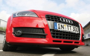 Audi TT красная