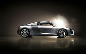 Спортивная Audi R8 вид сбоку